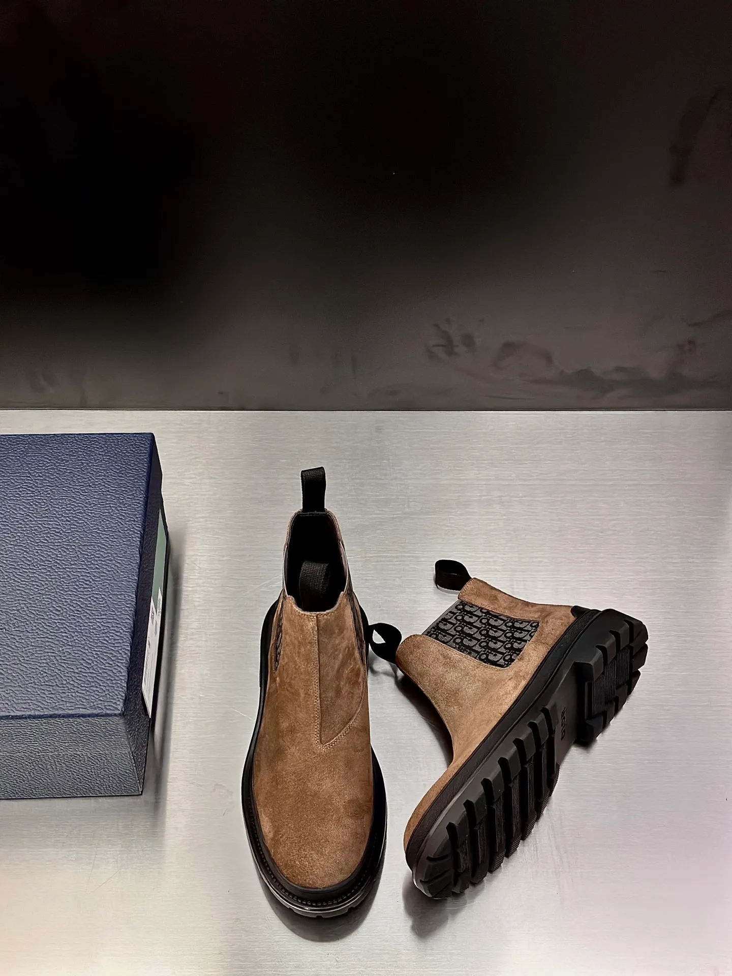 Men's shoes 💰920 Dior Dior high-top sneakers, top-quality goods produced in Dongguan, show version, leading counter trial style, Nappa cowhide material, light and breathable, soft and comfortable, easier to put on and take off, calfskin leather edging, distinctive sports style, genuine leather tongue Dior letter badge, showing the brand style, lightweight embossed pattern rubber sole, light and genuine leather feet, with original packaging Size: 39-40-41-42-43-44 (45, 46 customized) leather shoe size